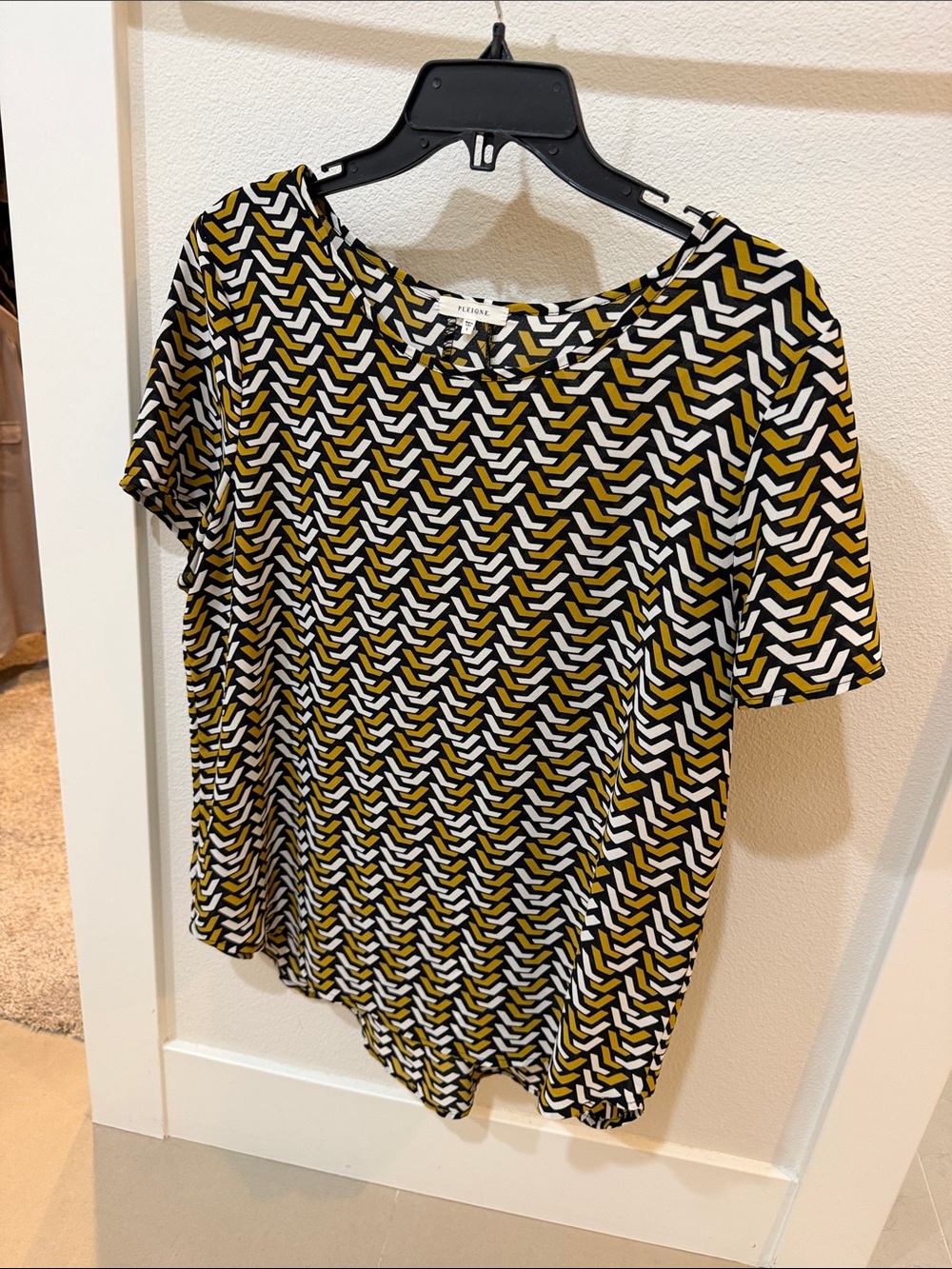 Pleione Short-Sleeve Geometric Print Tee in Black, White & Mustard